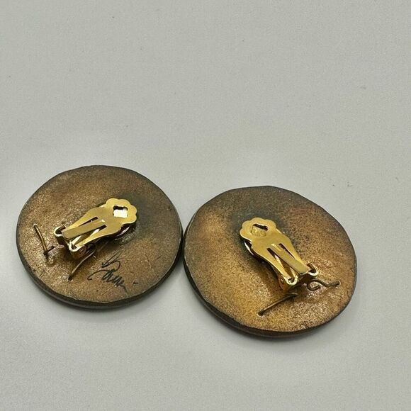 Large round artisan clip on earrings - Picture 5 of 10